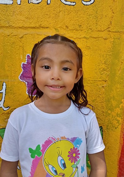 Ayude a Sofia Yamileth apadrinándole hoy. El apadrinamiento es una experiencia hermosa y gratificante.