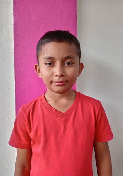 Ayude a Jonathan Yoel apadrinándole hoy. El apadrinamiento es una experiencia hermosa y gratificante.