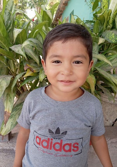 Ayude a Brandon Mauricio apadrinándole hoy. El apadrinamiento es una experiencia hermosa y gratificante.