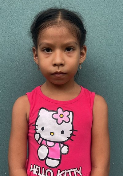 Ayude a Leonela Aylin apadrinándole hoy. El apadrinamiento es una experiencia hermosa y gratificante.